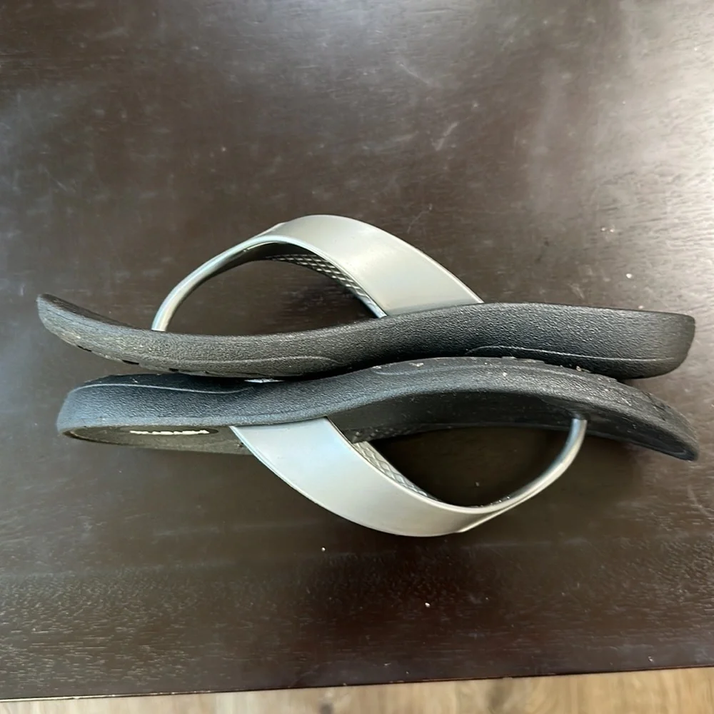 Okabashi silver made in USA flip flops SZ M/L